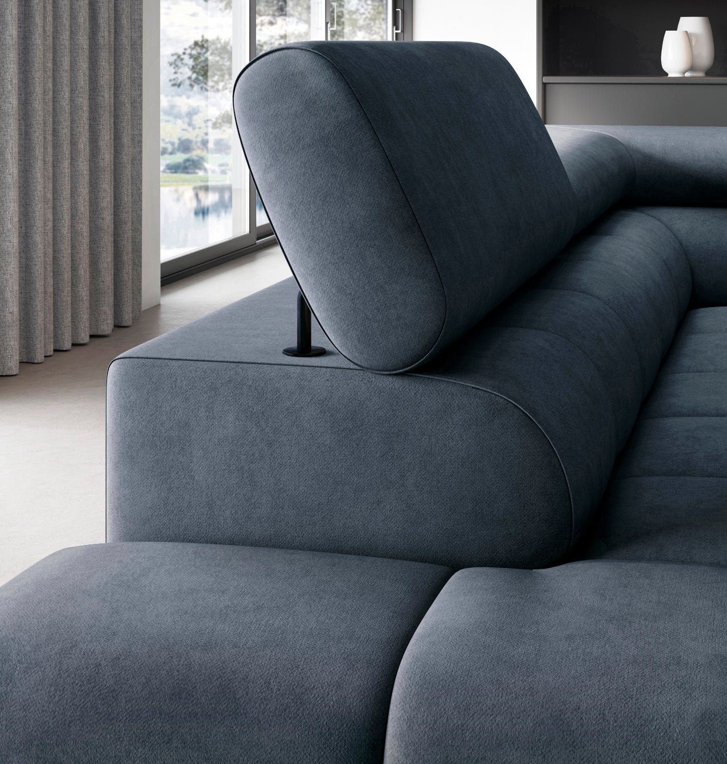 Regulowany zagłówek narożnika Ferucce w odcieniu zgaszonego granatu – ergonomiczny detal konstrukcji.