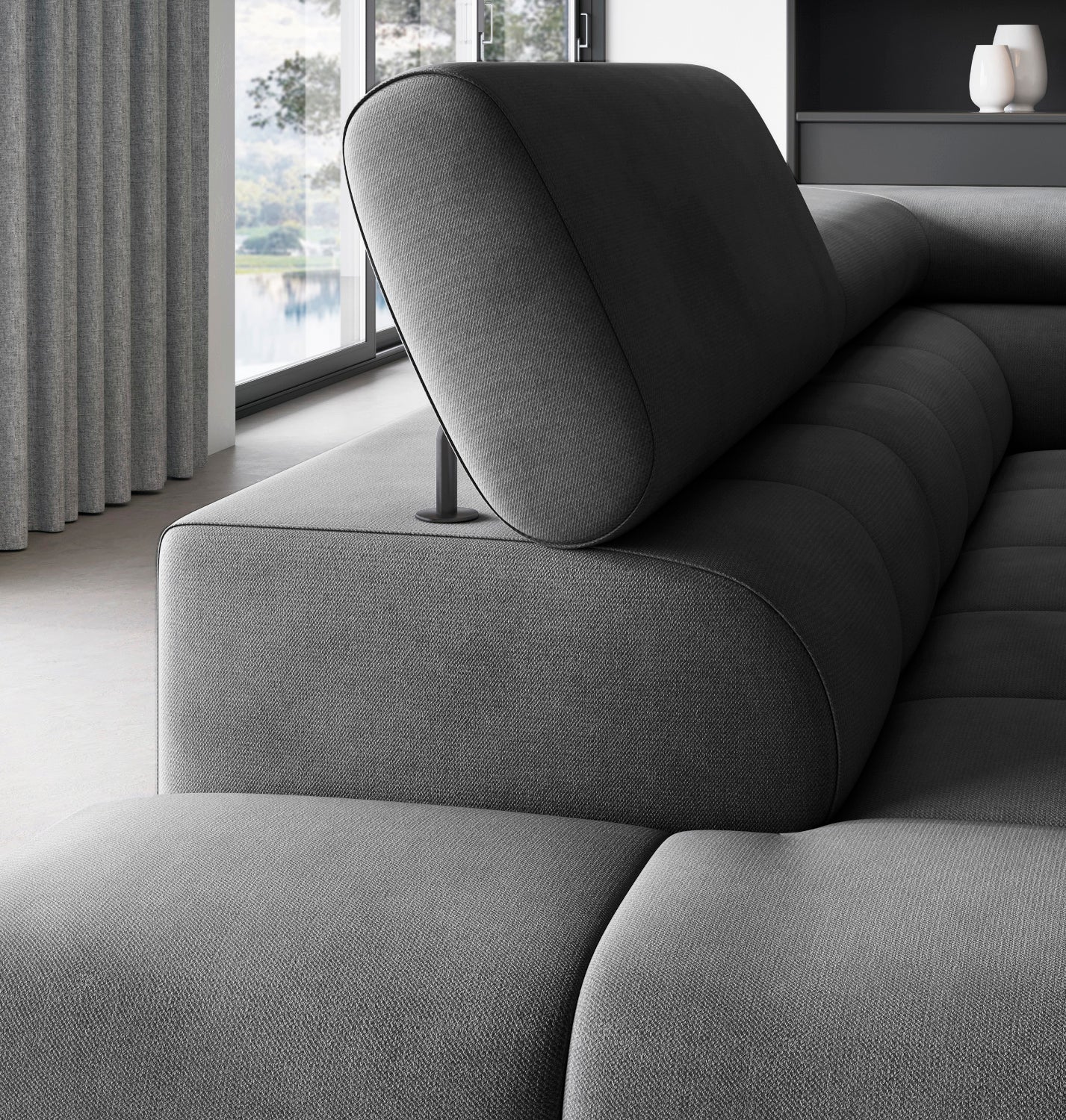 Zbliżenie na boczny zagłówek narożnika Ferucce – ciemnoszara tkanina Paros 06, widoczna struktura materiału oraz regulowany mechanizm podparcia głowy.