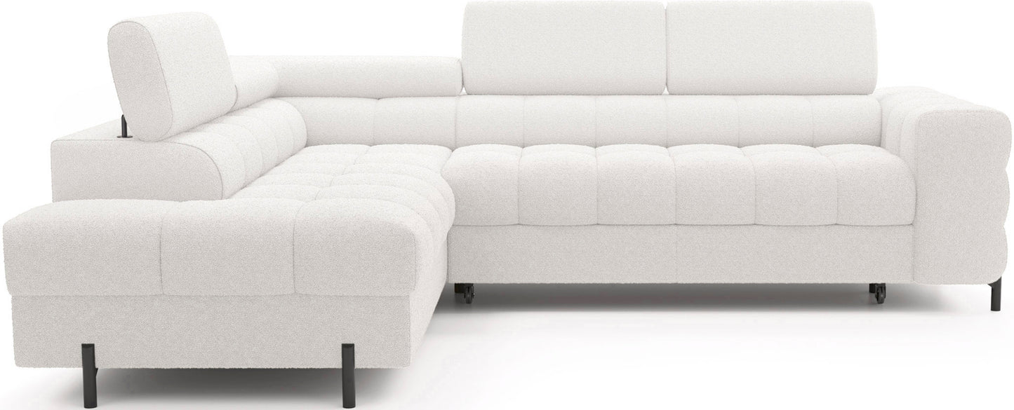 Narożnik Ferucce w tkaninie Royal 01 biały, widok z przodu na model w układzie lewym – elegancki i nowoczesny design z miękkimi poduszkami siedziskowymi i zagłówkami.