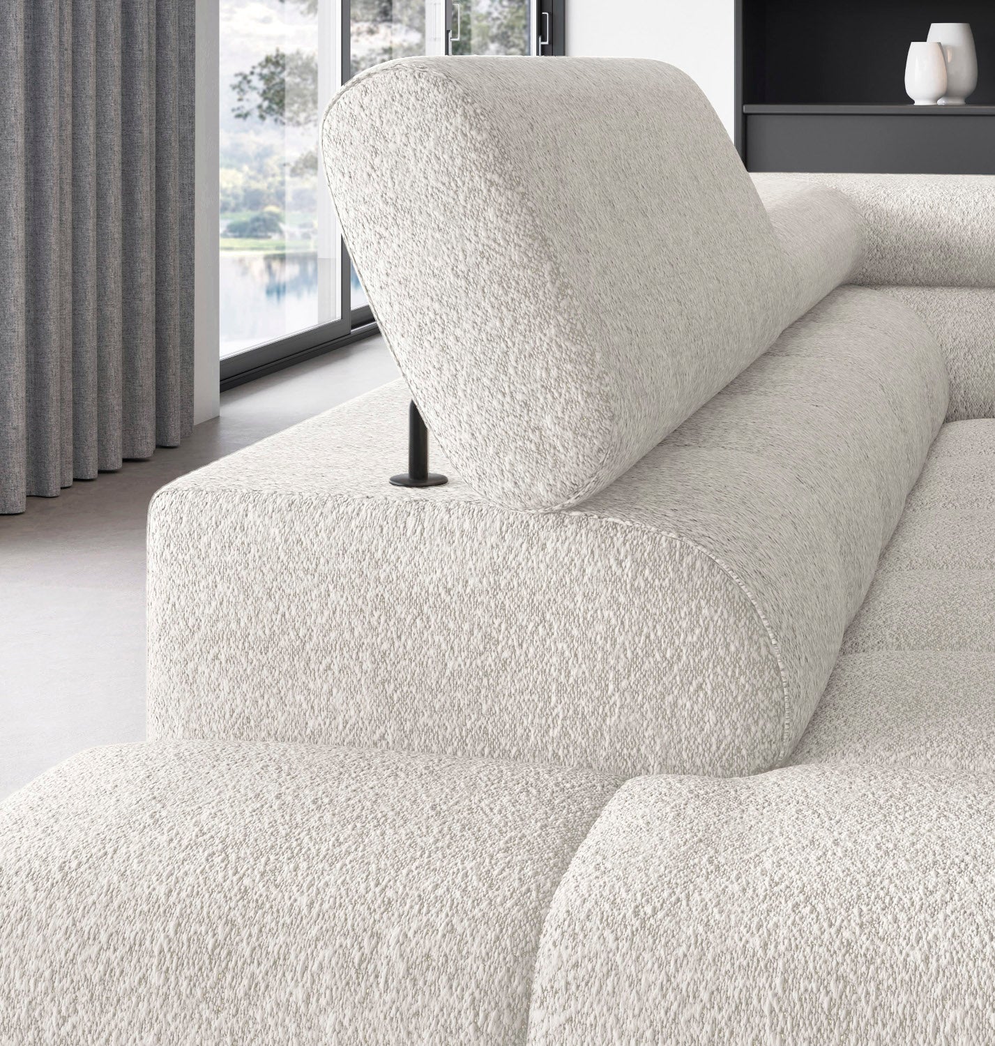 Zbliżenie na regulowany zagłówek narożnika Ferucce – tkanina Royal 01 biały o wyraźnej fakturze, zapewniająca komfort wypoczynku.