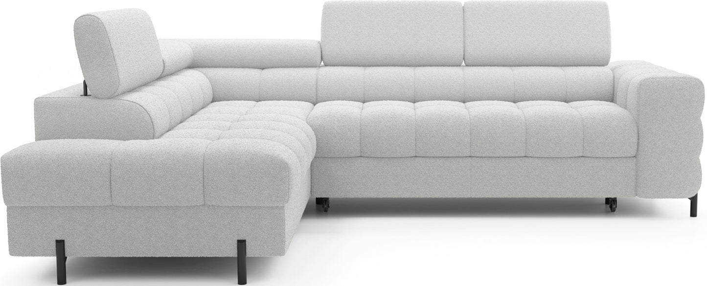 Nowoczesny narożnik Ferucce w tkaninie Royal 03 w kolorze białym, prezentowany od frontu – wersja lewa z ruchomymi zagłówkami i eleganckimi czarnymi nogami.