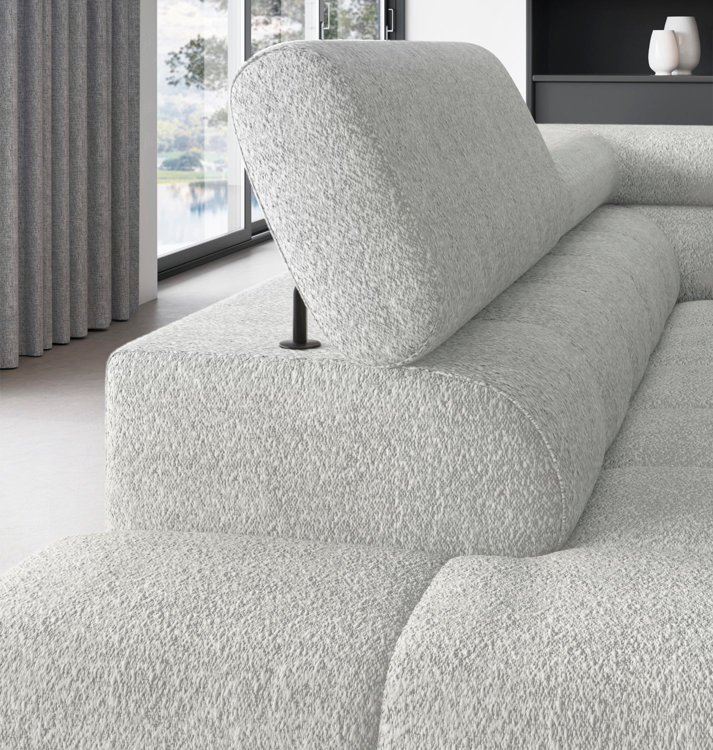 Zbliżenie na ruchomy zagłówek narożnika Ferucce, układ lewy, tkanina Royal 03 – dobrze widoczna faktura materiału i staranne wykończenie.