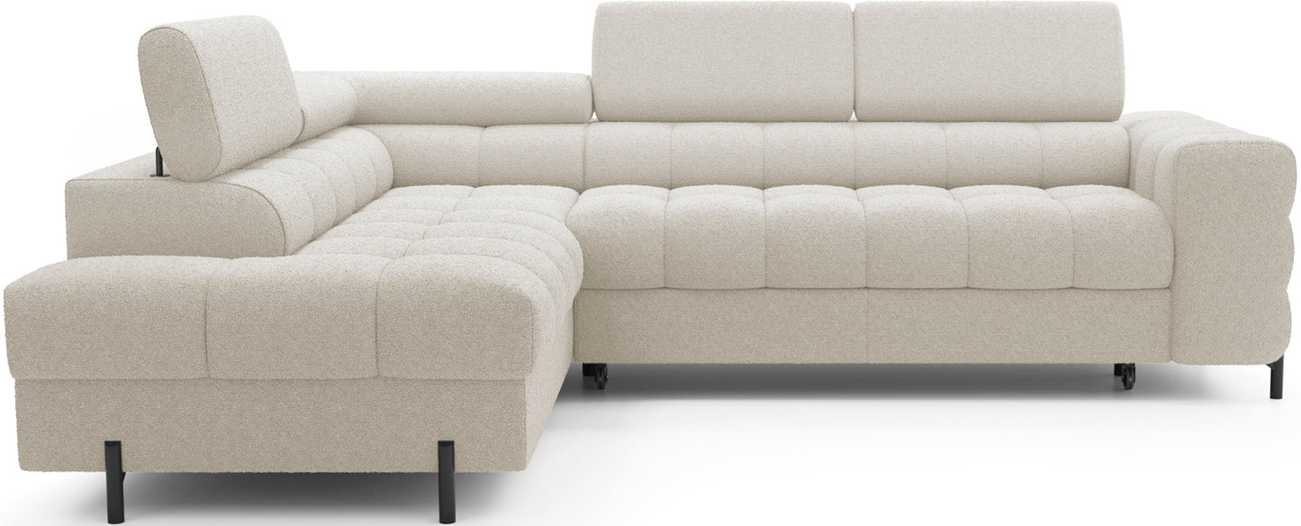 Narożnik Ferucce w tkaninie Royal 18 beżowy, układ lewy – widok frontalny ukazujący trzyosobową część z długim szezlongiem po lewej stronie.