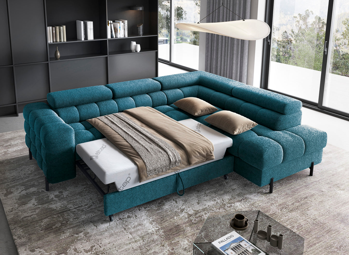 Granatowy narożnik Ferucce w funkcji spania, z wysuniętym materacem i pościelą, ustawiony na jasnym dywanie przy dużych oknach w nowoczesnym salonie.