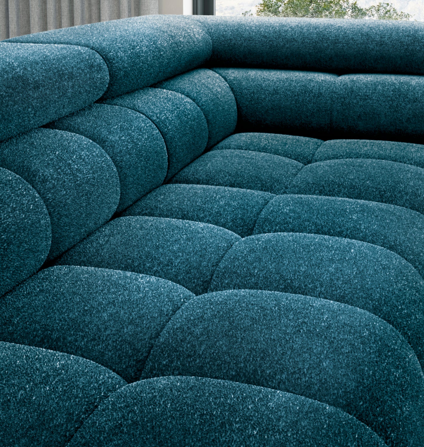 Zbliżenie na siedzisko narożnika Ferucce w granatowej tkaninie Amore 40, prezentujące pikowaną tapicerkę i zaokrąglone kształty.