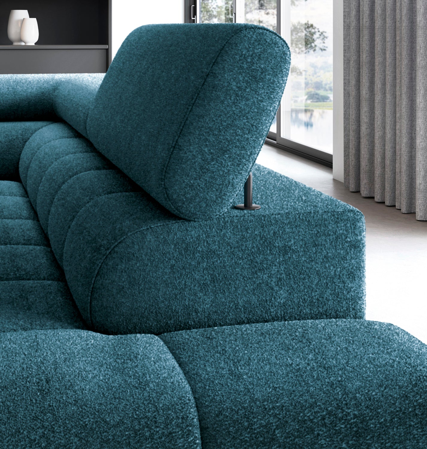 Zbliżenie na zagłówek narożnika Ferucce w granatowej tkaninie Amore 40, z widocznym oknem i zasłoną w tle.