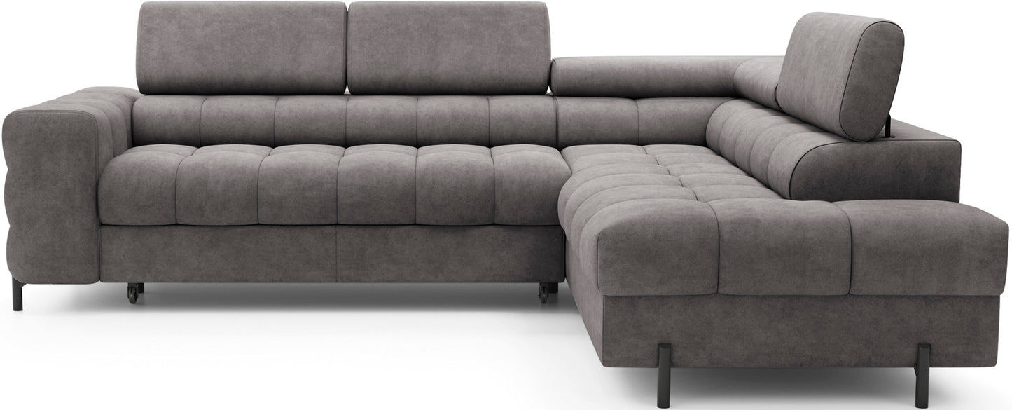 Narożnik Ferucce w wersji prawostronnej, tapicerowany szarą tkaniną Aura 04, z pikowanym siedziskiem i regulowanymi zagłówkami.