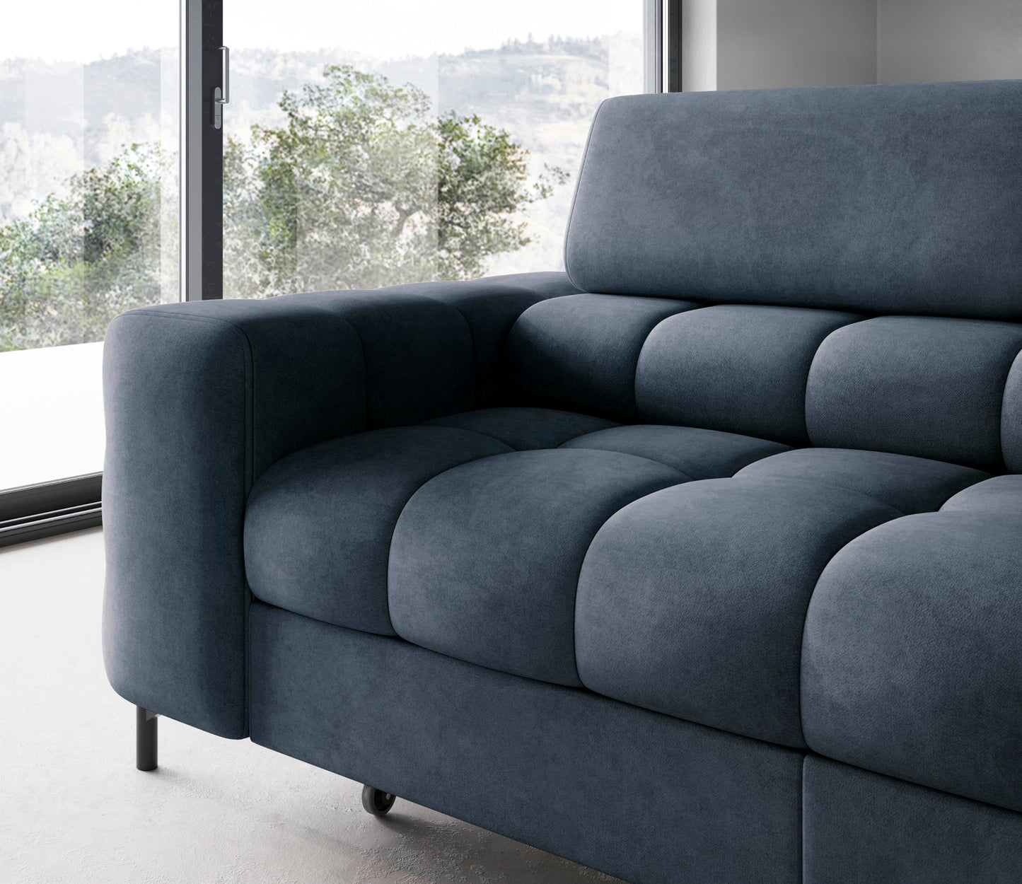 Obły podłokietnik narożnika Ferucce z tapicerowanym siedziskiem w zgaszonym niebieskim welwecie.