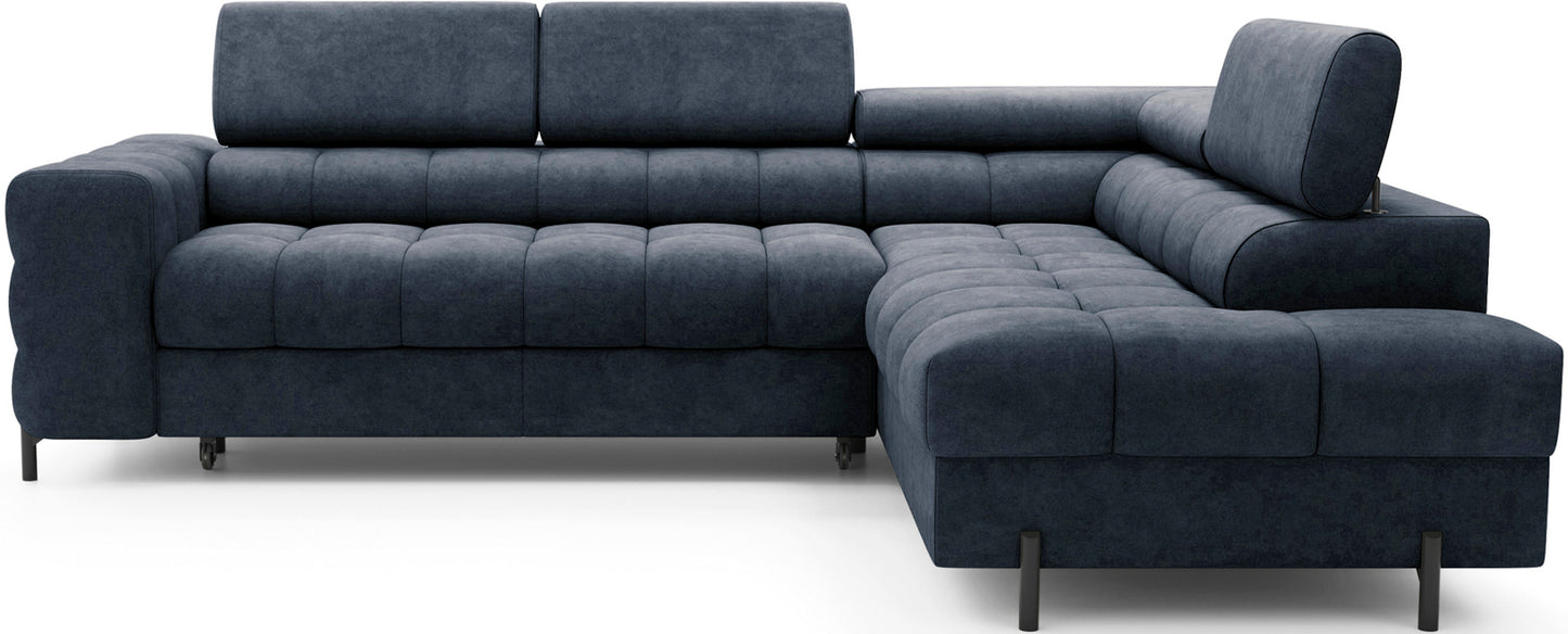 Prawostronny narożnik Ferucce w tkaninie Aura 40, w odcieniu zgaszonego granatu, z pikowanym siedziskiem i regulowanymi zagłówkami.