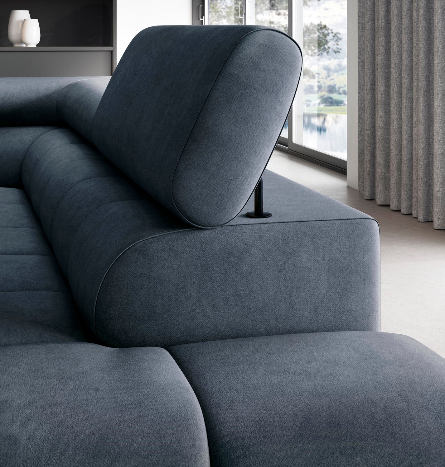 Regulowany zagłówek narożnika Ferucce w kolorze granatowym, wykończony tkaniną Aura 40.