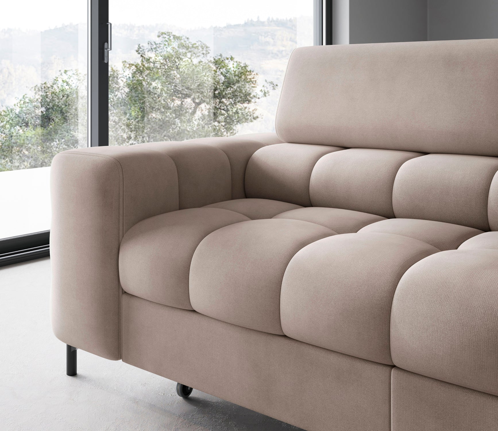 Obły podłokietnik narożnika Ferucce z gładkim przeszyciem, wykończony tkaniną Paros 02 w odcieniu ciepłego beżu.