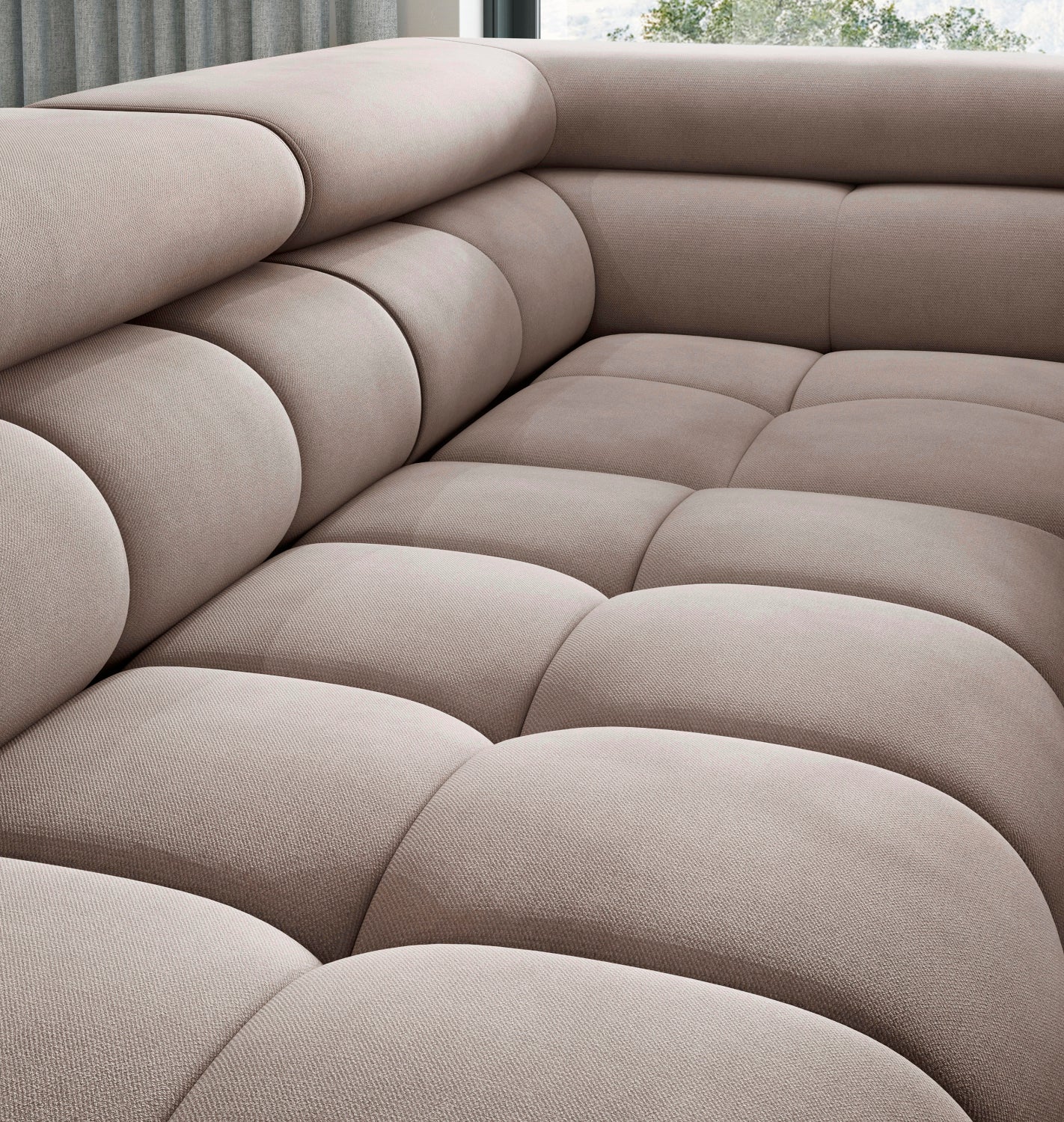 Miękkie, pikowane siedzisko narożnika Ferucce w kolorze beżowym – przytulny detal naroża.