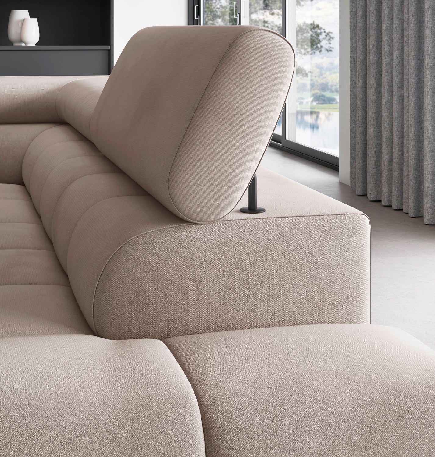 Zbliżenie na regulowany zagłówek narożnika Ferucce w tkaninie Paros 02 – ergonomiczna forma i miękkie wykończenie.