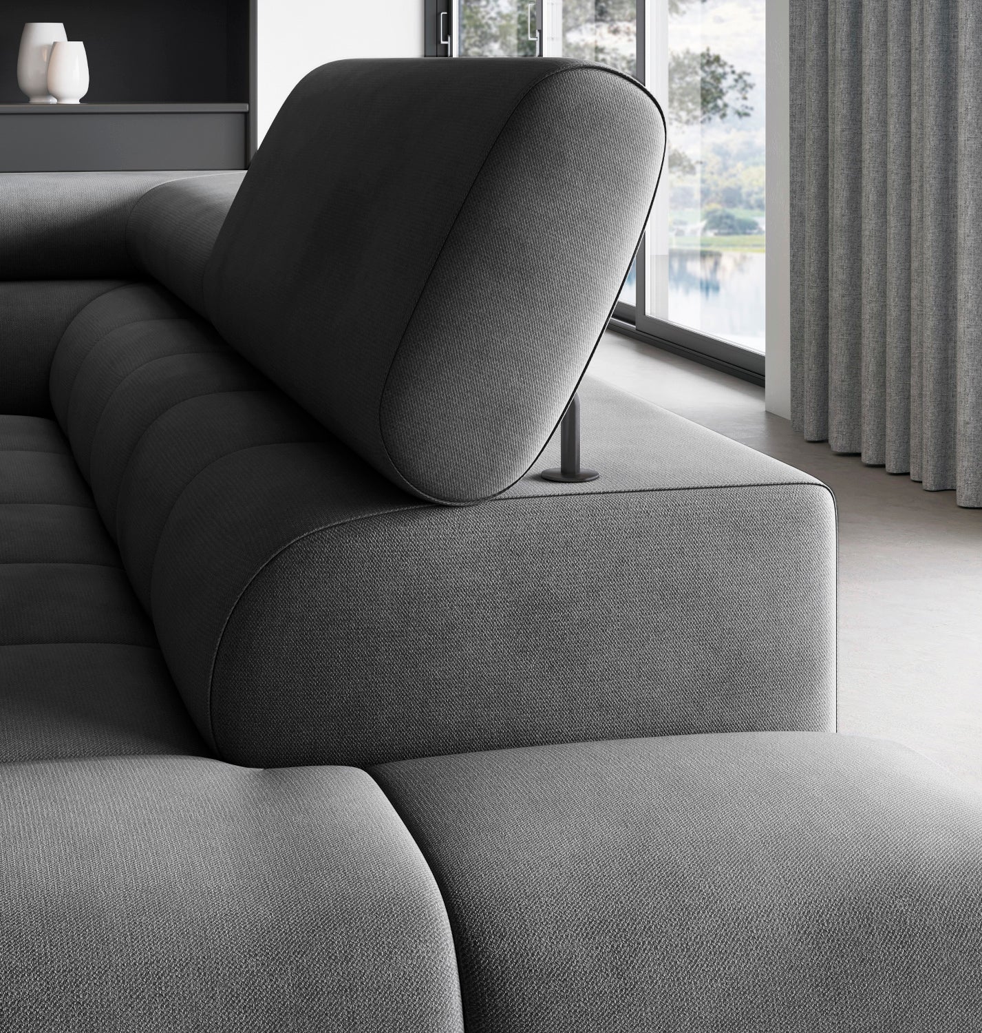 Regulowany zagłówek narożnika Ferucce w kolorze Paros 06 – miękka tkanina i precyzyjne przeszycia.