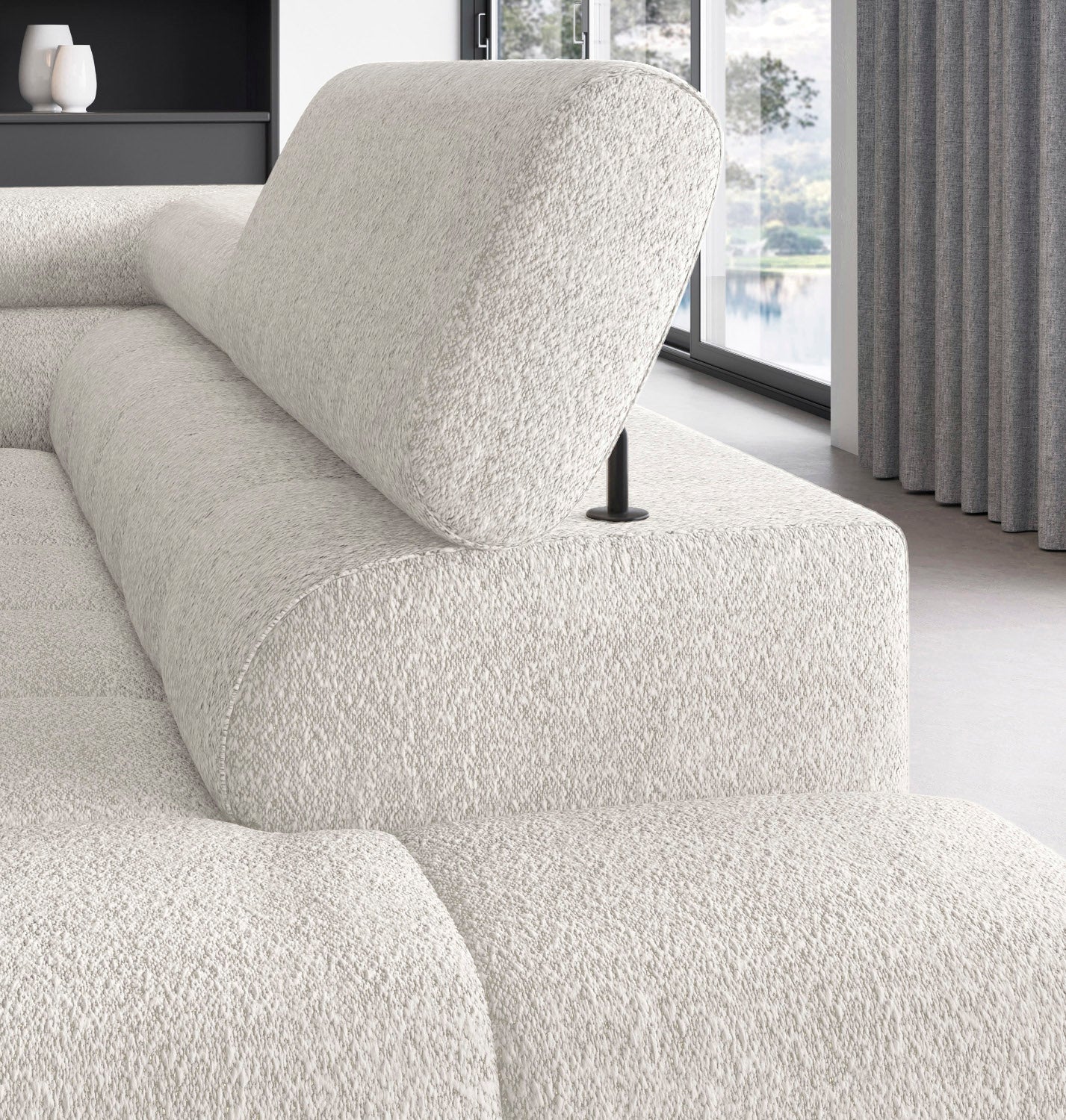 Detal zagłówka narożnika Ferucce Royal 01 biały, uchwycony z boku z widoczną tkaniną Royal o wyrazistej teksturze oraz czarnym mechanizmem regulacji.