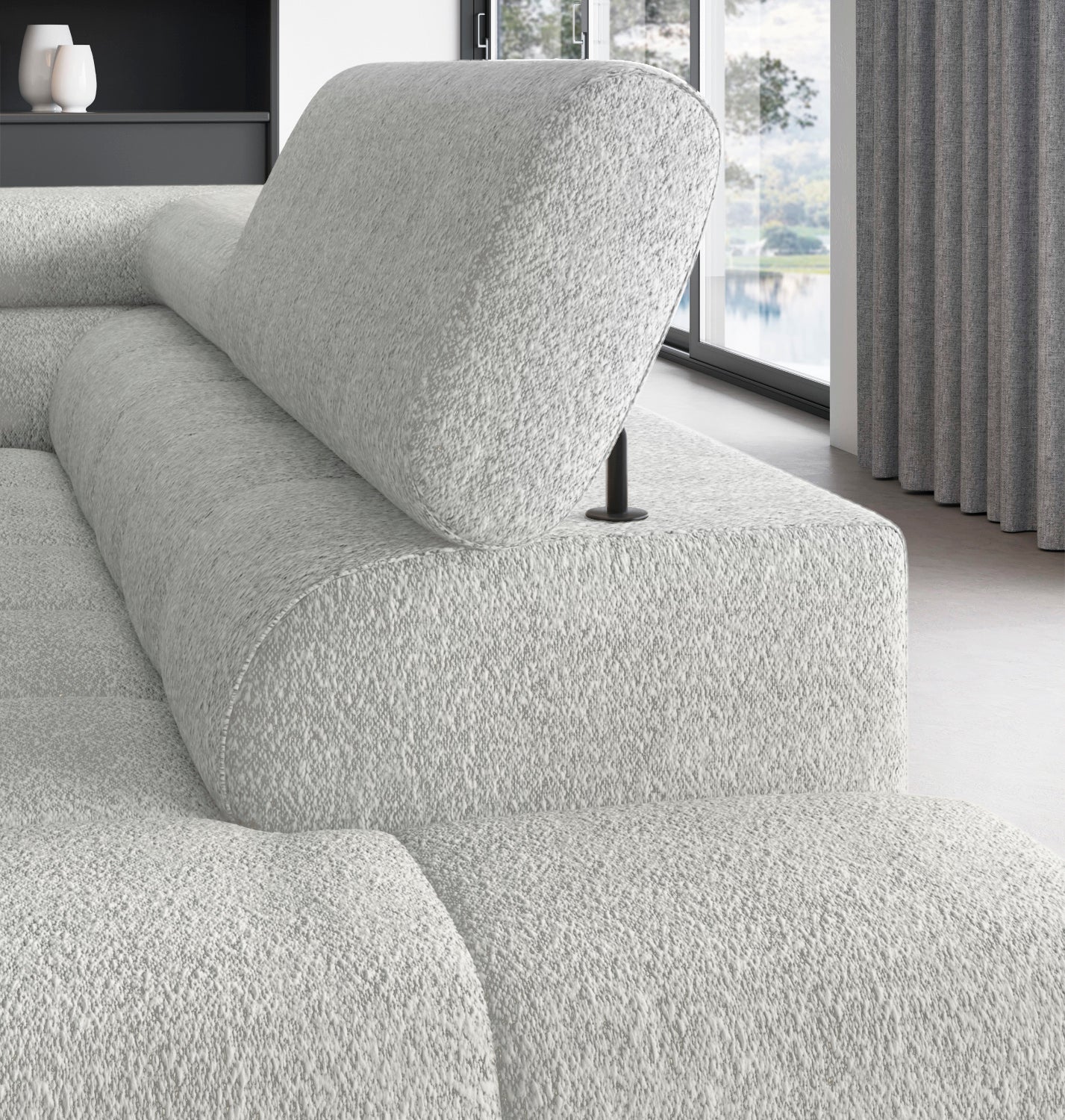 Zbliżenie na regulowany zagłówek narożnika Ferucce Royal 03 – faktura tkaniny i precyzyjne wykończenie detali.