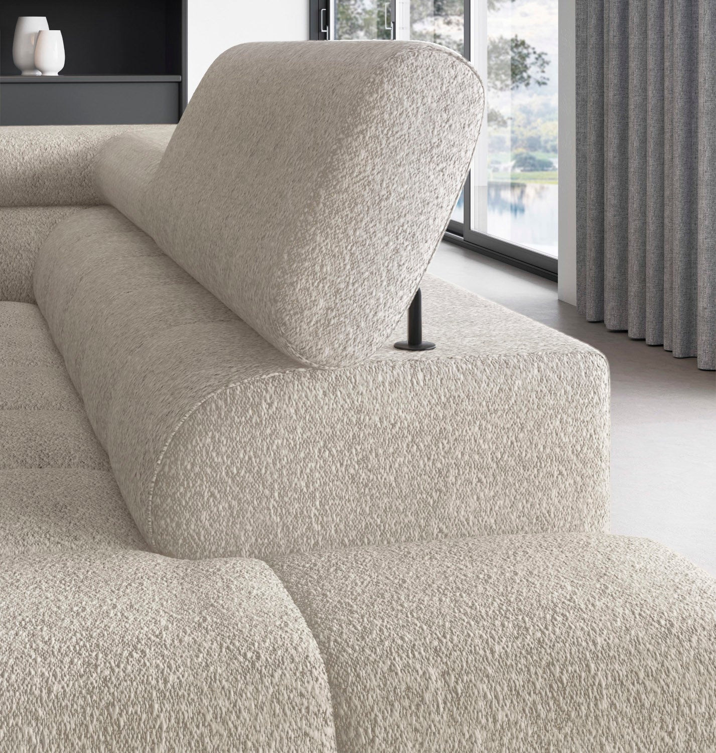 Detal wykończenia tkaniny i metalowego wspornika zagłówka, widok z lewej strony mebla.