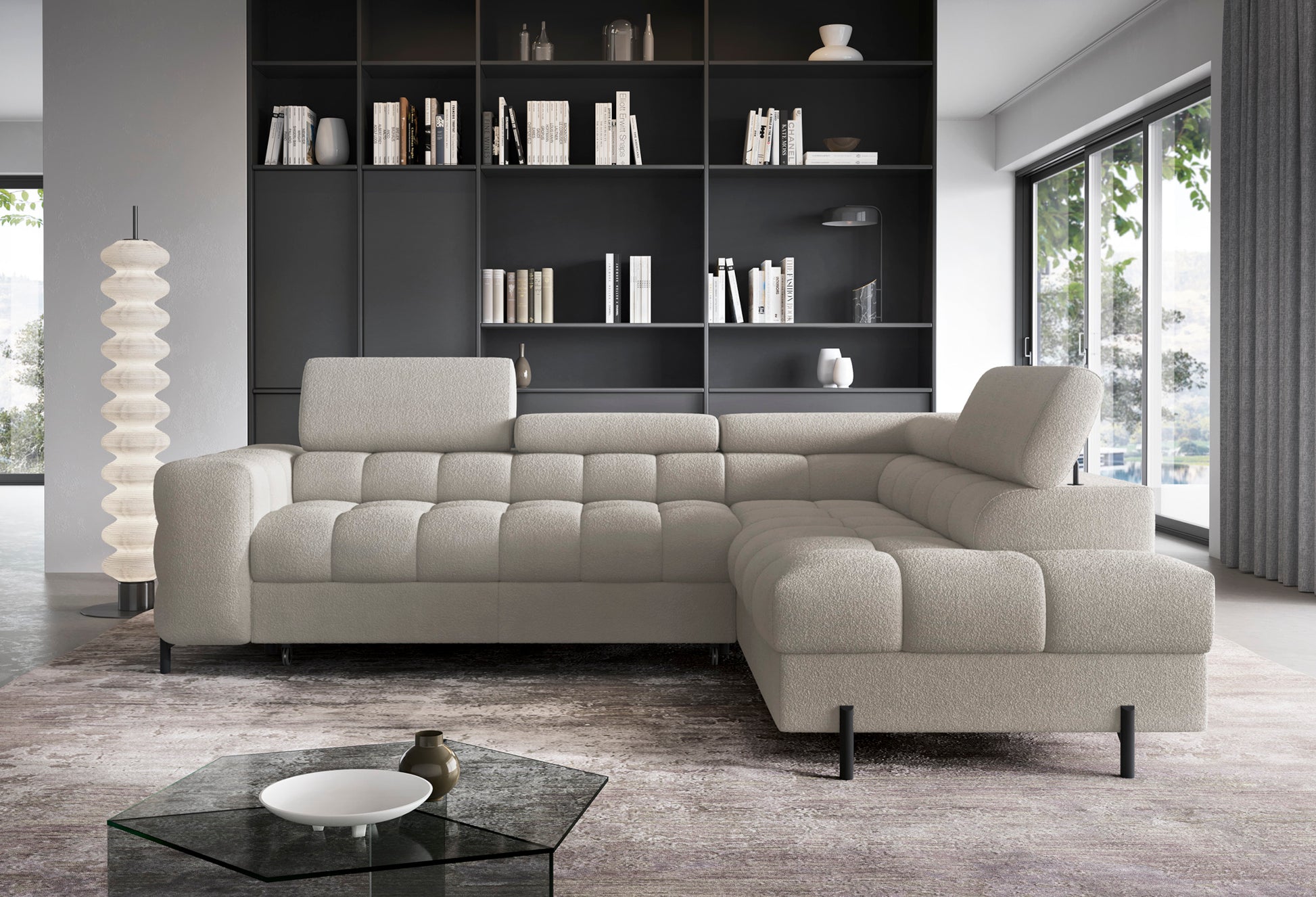Narożnik Ferucce Royal 20 beżowy, prawy układ, ustawiony w nowoczesnym salonie z dużym regałem i panoramicznym oknem – ukazanie proporcji mebla w aranżacji wnętrza.