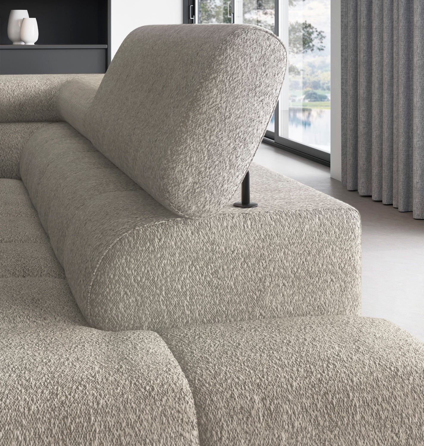 Zbliżenie na zagłówek narożnika Ferucce w Royal 20 beżowym – regulowany, tapicerowany element wspierający komfort siedzenia.