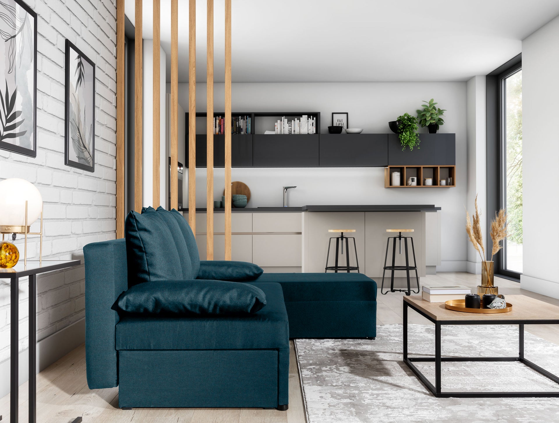 Narożnik Gino w kolorze Nube 40 granatowy, widok z boku w jasnym salonie z drewnianymi elementami i dużymi oknami.