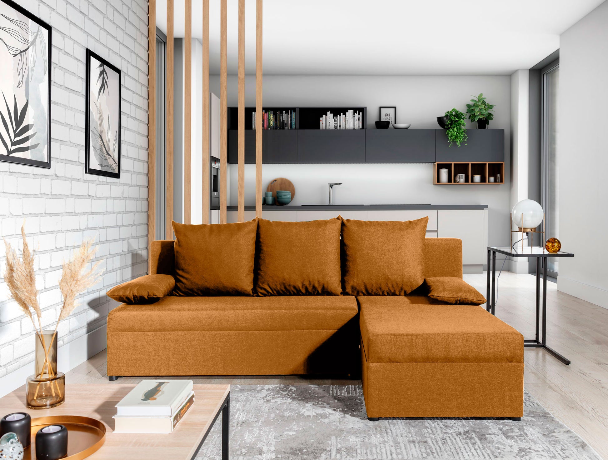 Narożnik Gino w kolorze Nube 45 żółty, uniwersalny układ, ustawiony w nowoczesnym salonie z kuchnią w tle.