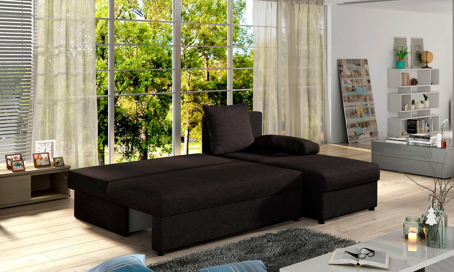 Rozłożony narożnik Gino w kolorze Sawana 26 brązowy z funkcją spania, w nowoczesnym salonie z drewnianą podłogą.