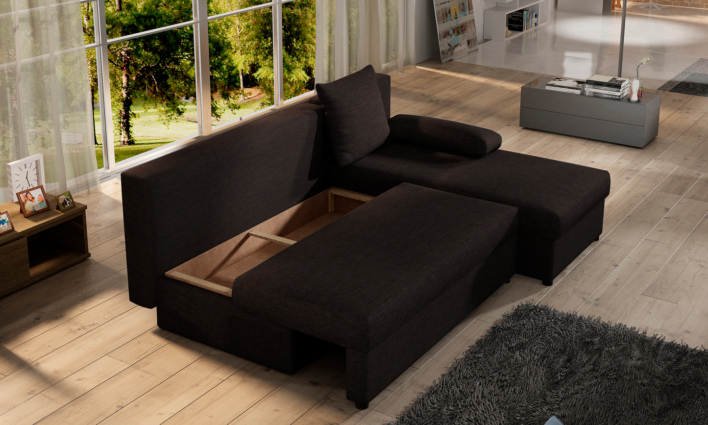 Narożnik Gino w kolorze Sawana 26 brązowy z otwartym pojemnikiem na pościel, w eleganckim salonie z dużymi oknami.