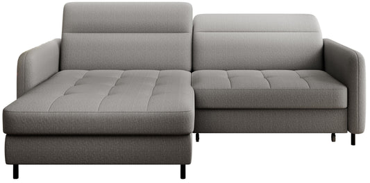 Narożnik Gomsi w kolorze Manhattan 03 jasnoszary ustawiony w układzie lewym – frontalny widok z przedłużonym siedziskiem po lewej stronie i pikowanym wzorem na siedziskach.