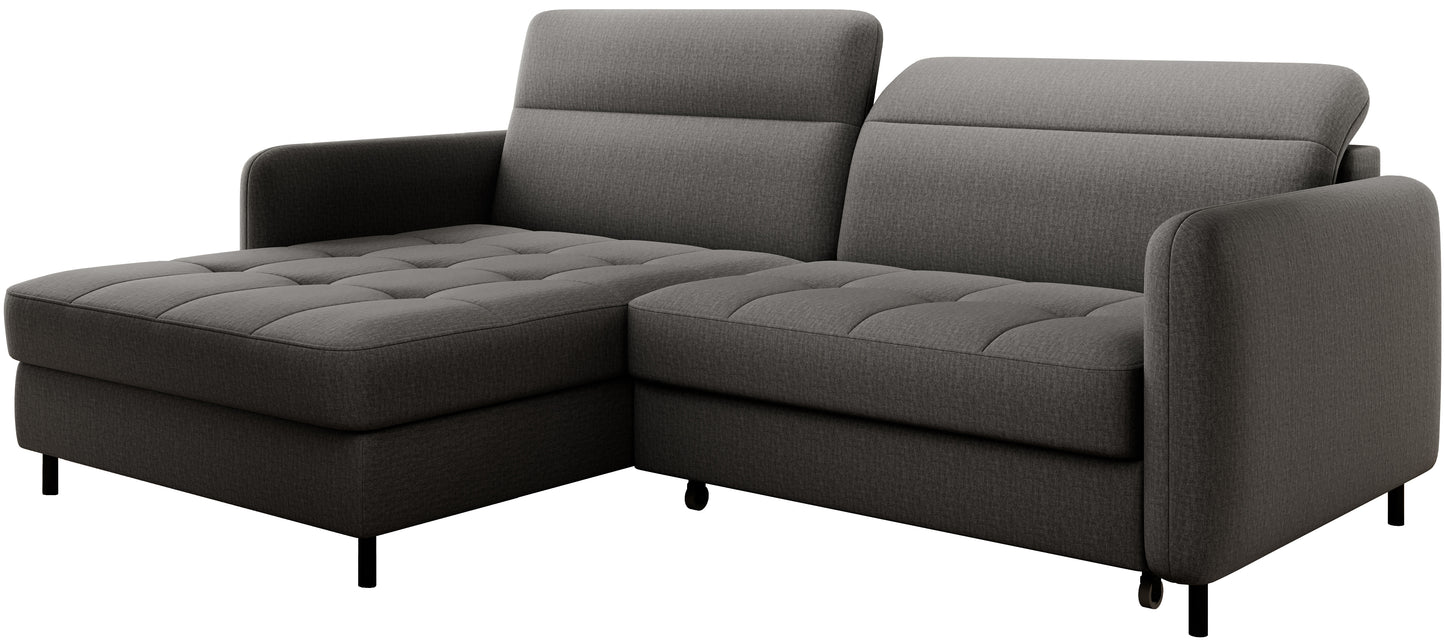 Trzy-czwarte perspektywa narożnika Gomsi – widok z ukosa od przodu, eksponujący pikowaną tkaninę, zaokrąglone ramiona i szczupłe nóżki.