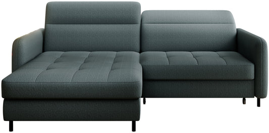 Narożnik Gomsi Manhattan 38 zielony, układ lewy – widok frontalny na białym tle, pikowane siedzisko z wydłużoną lewą szezlongą i smukłymi czarnymi metalowymi nóżkami.