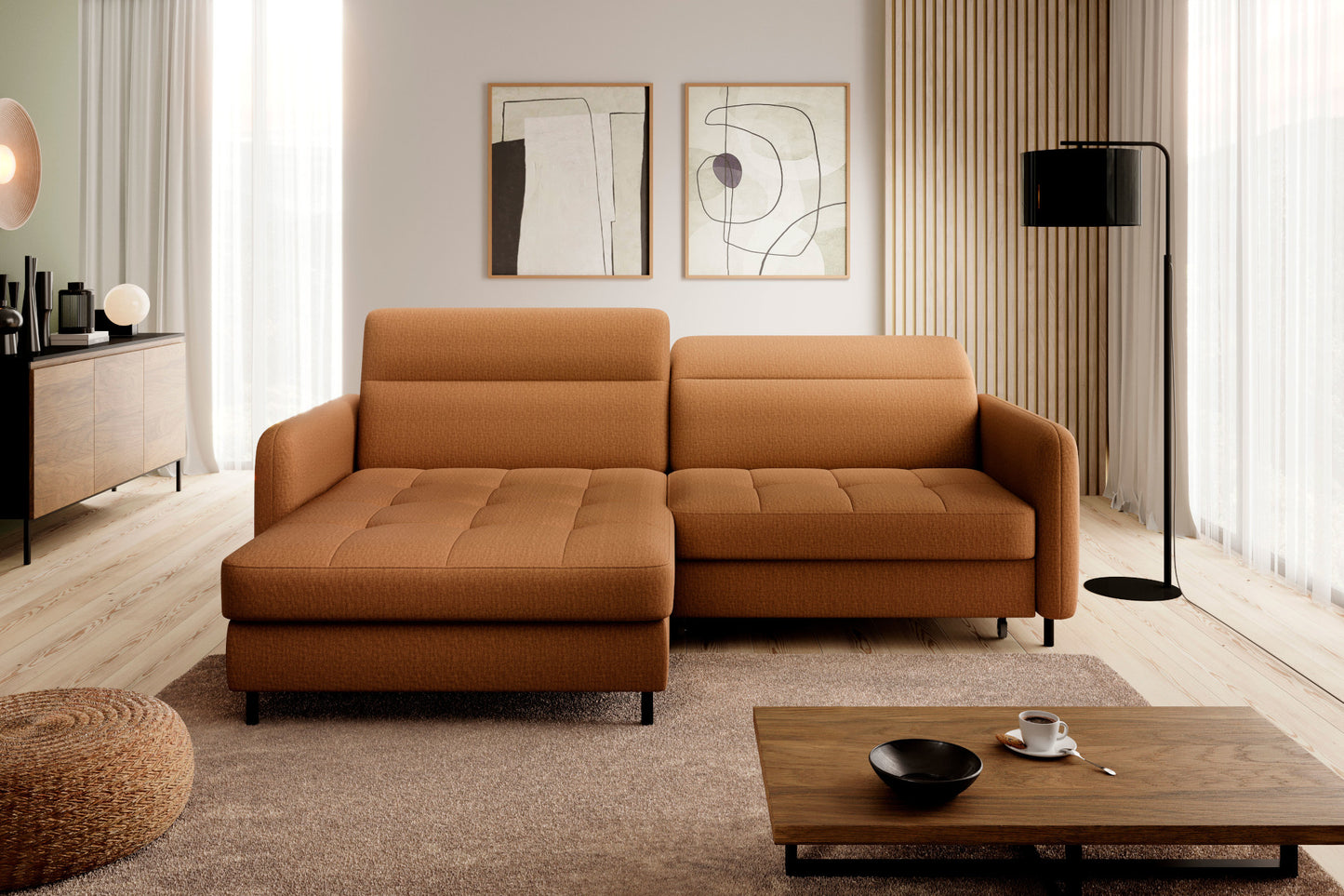 Narożnik Gomsi Manhattan 45 żółty, układ lewy w aranżacji salonu – narożnik ustawiony na beżowym dywanie przy dużym oknie z zasłonami, obok drewnianego stolika kawowego, lampy podłogowej i lameli ściennych.