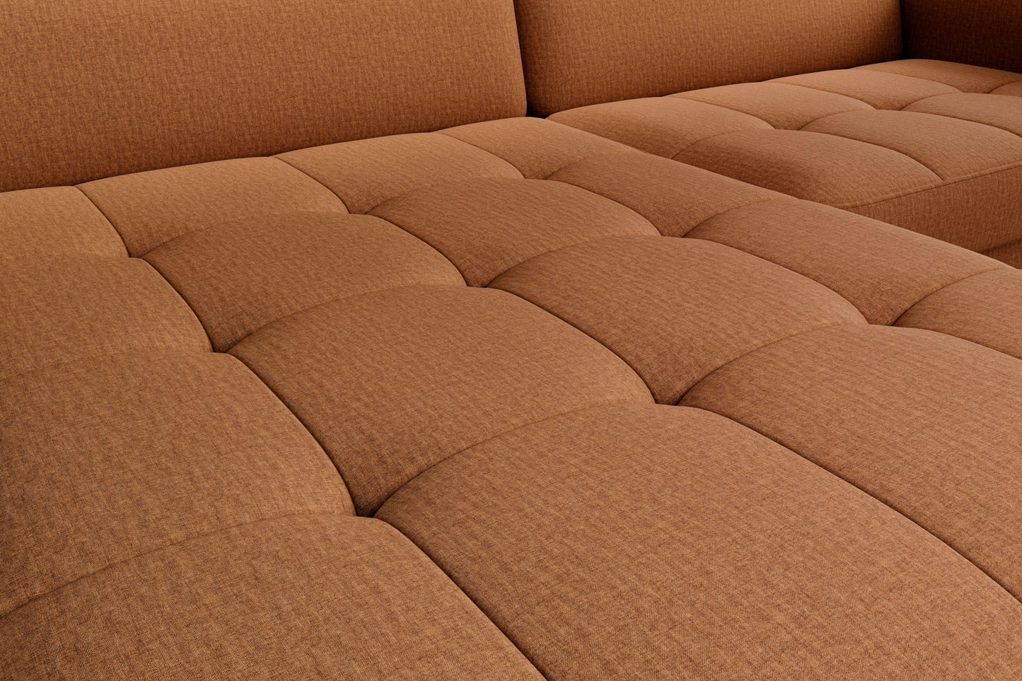 Zbliżenie na pikowane siedzisko – detal przeszyć tkaniny narożnika Gomsi Manhattan 45 żółty, regularne kwadratowe panele i faktura materiału.