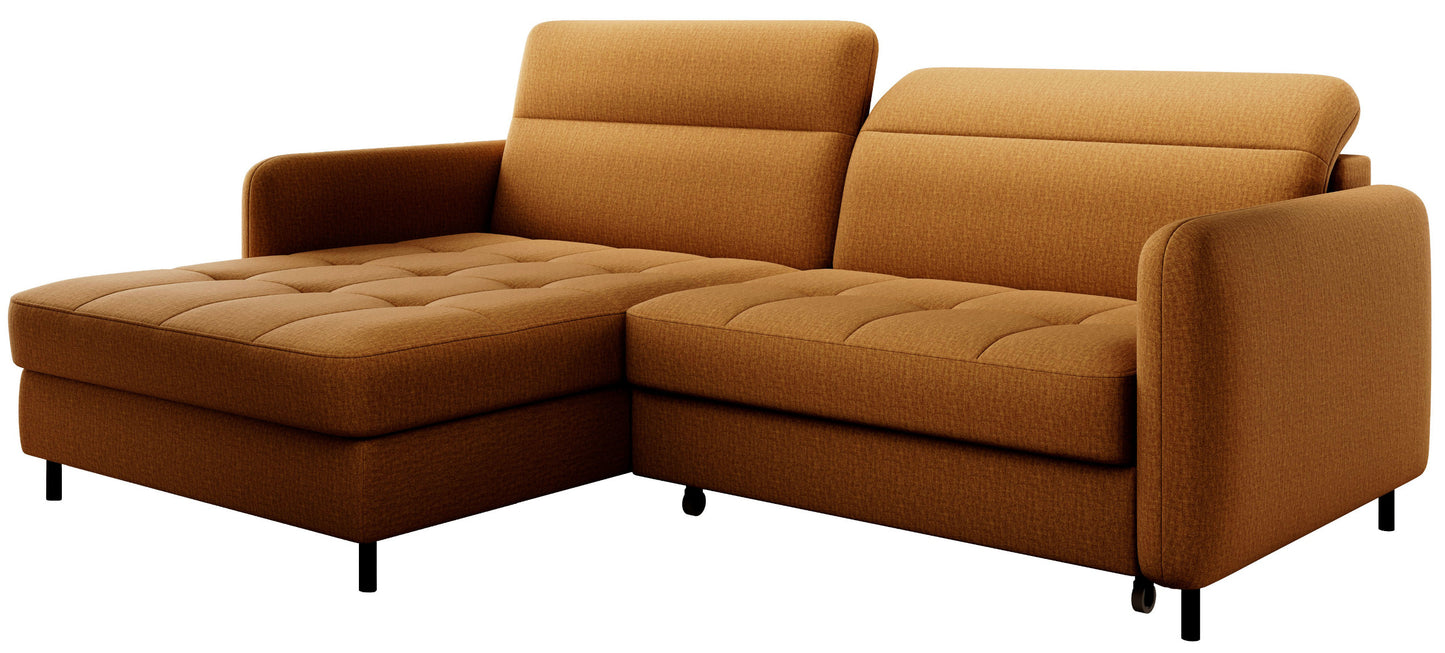 Narożnik Gomsi Manhattan 45 żółty, układ lewy – perspektywa 3/4 – ujęcie na białym tle pod kątem, eksponujące wyprofilowane podłokietniki i przedłużoną szezlongę.