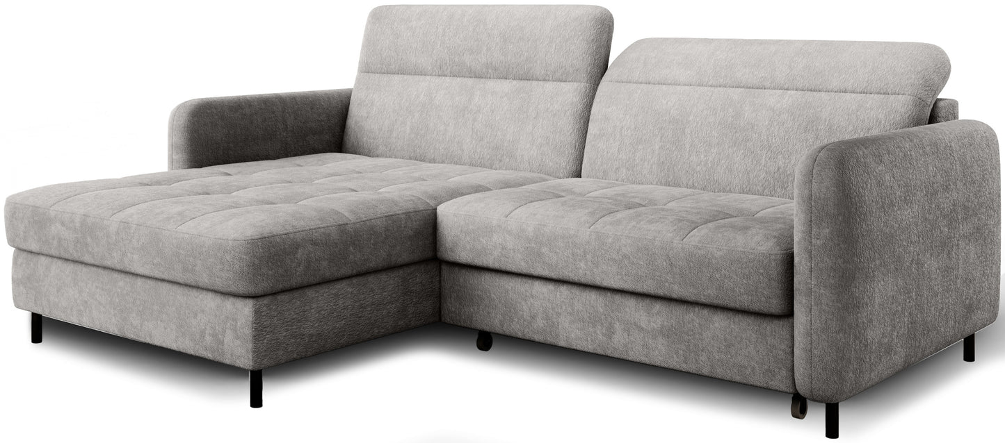 Narożnik Gomsi Raquel 03 jasnoszary w układzie lewym w ujęciu pod kątem na białym tle, eksponujący profilowane oparcia oraz smukłe, czarne nóżki.