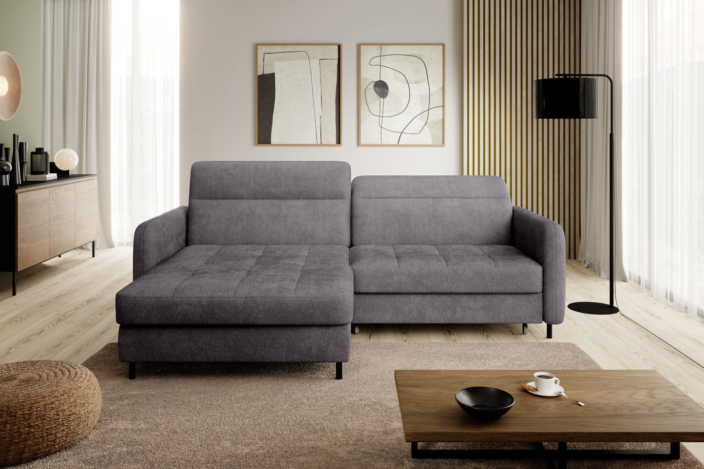 Narożnik Gomsi Touch 05 szary w układzie lewym w stylowym salonie z lampą podłogową, lamelową ścianą i stolikiem kawowym.