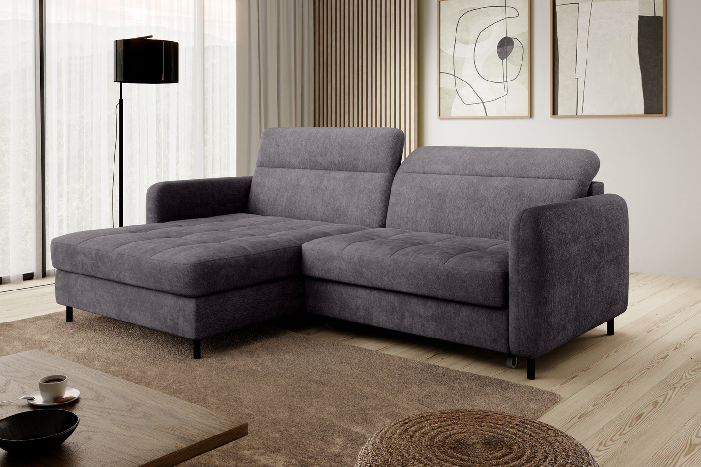 Narożnik Gomsi Touch 05 szary w układzie lewym – sceniczne ujęcie w salonie z dużym oknem, dywanem i dekoracyjną komodą.