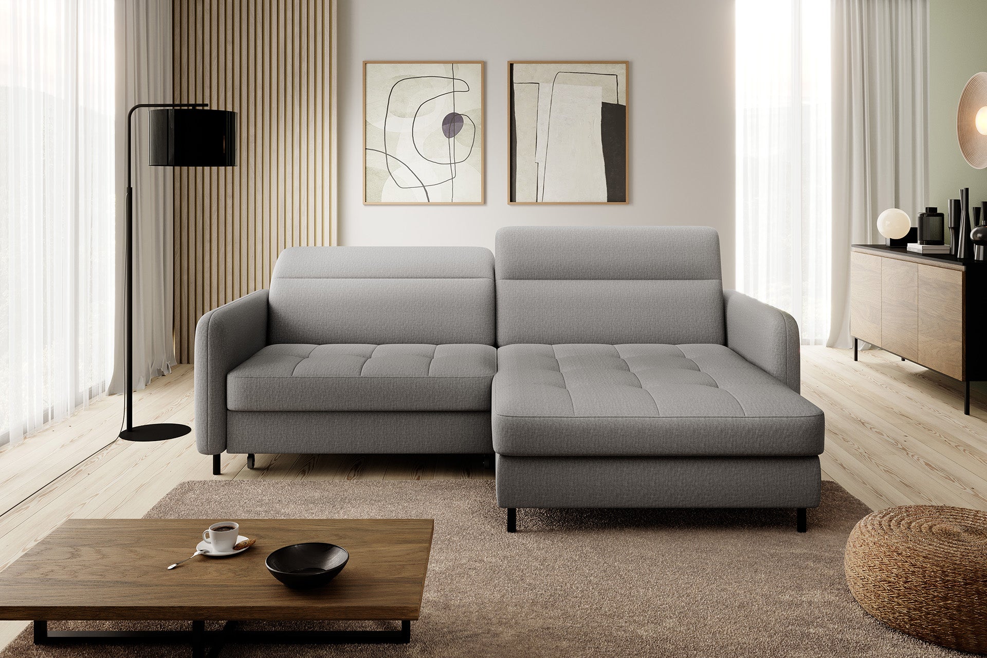 Narożnik Gomsi Manhattan 03 jasnoszary w nowoczesnym salonie przy dużym oknie i komodzie, układ prawy.