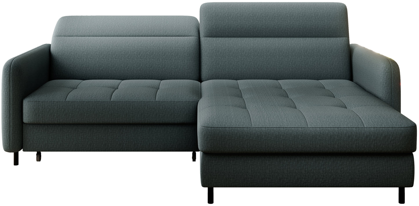 Narożnik Gomsi Manhattan 38 zielony na białym tle, układ prawy, widok frontalny ze szezlongiem po prawej stronie.