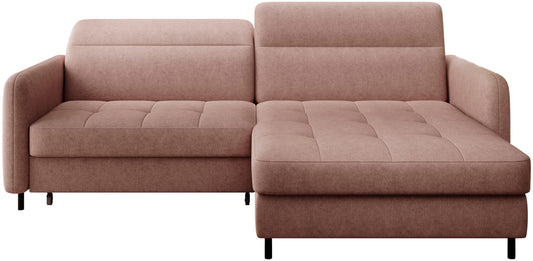 Frontowy widok na białym tle: narożnik Gomsi Raquel 24 w układzie prawym, jasnoróżowa tapicerka z delikatnym pikowaniem i smukłe czarne nogi.
