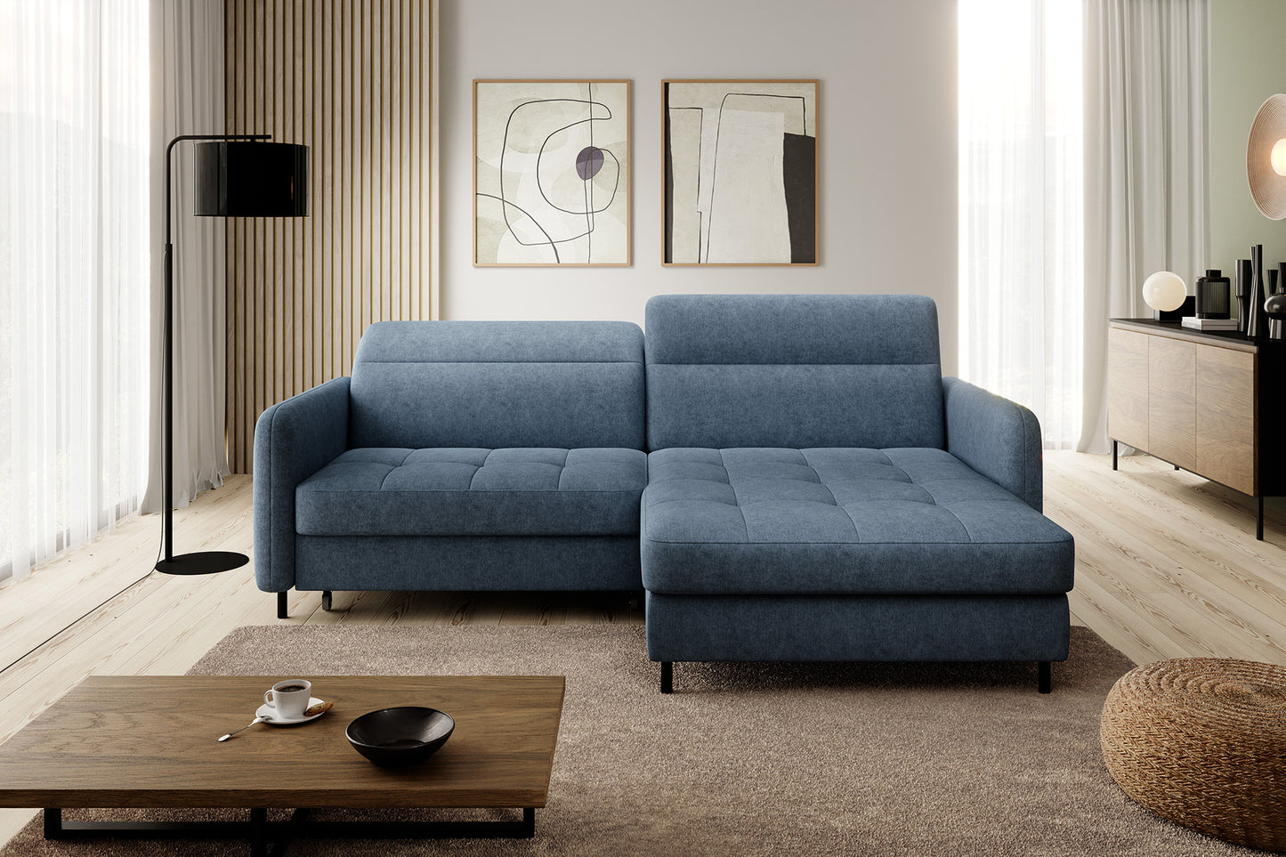 Narożnik Gomsi Raquel 40 w niebieskiej tkaninie we współczesnym salonie z drewnianą podłogą, stolikiem kawowym i abstrakcyjną dekoracją ściany, ustawiony przodem do obserwatora.