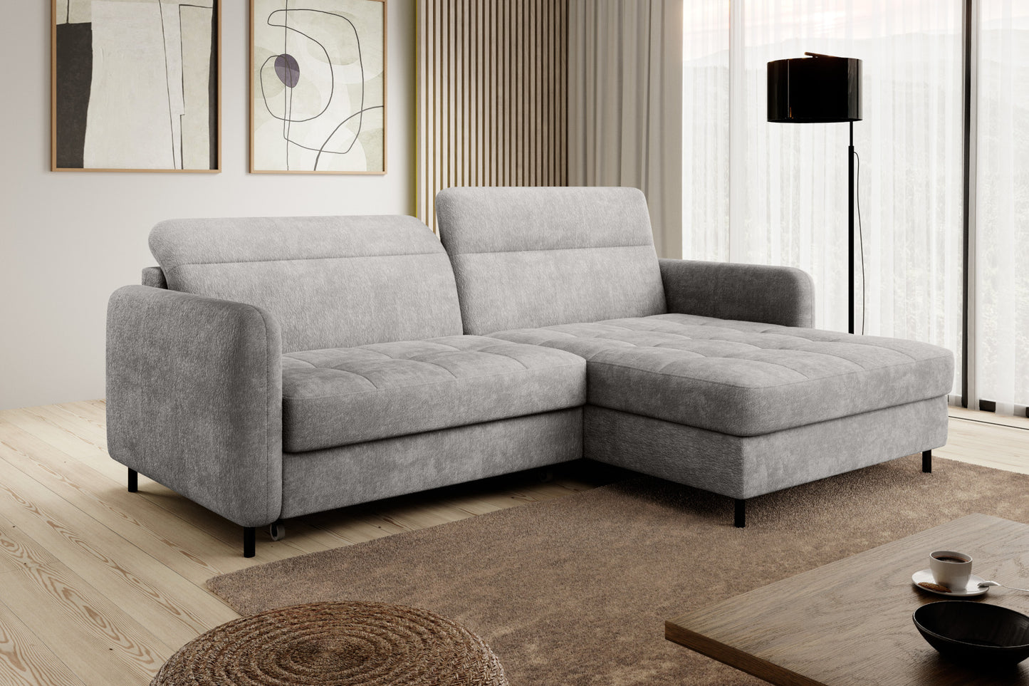 Narożnik Gomsi Touch 03 jasnoszary w salonie z dywanem i stolikiem kawowym, pokazujący równomierne pikowanie siedziska i smukłe ramiona.