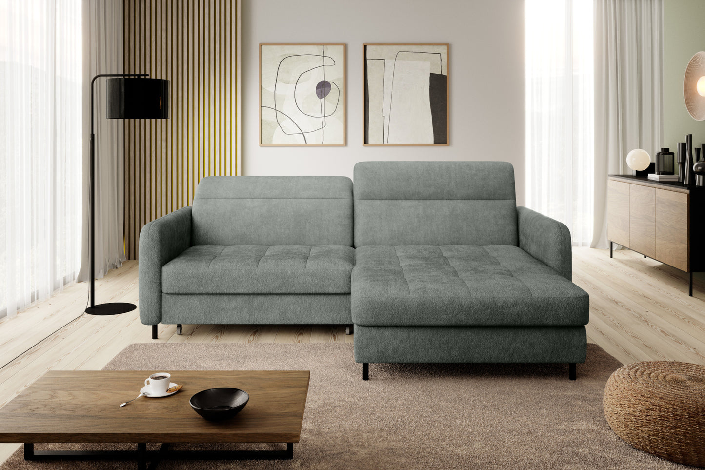 Narożnik Gomsi Touch 100 zielony w układzie prawym w stylowo zaaranżowanym salonie, przy dużych oknach, z czarną lampą stojącą i minimalistycznymi obrazami.