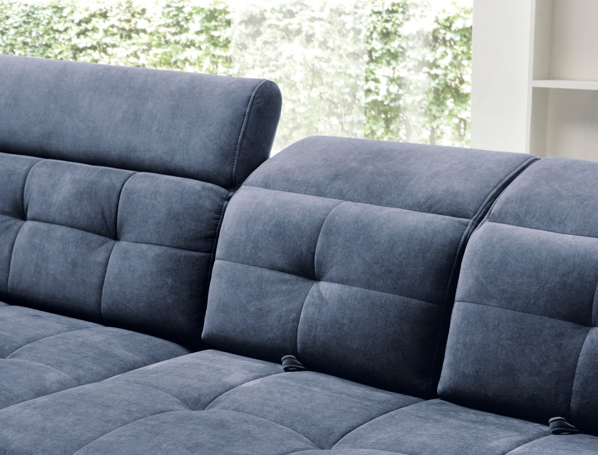 Zbliżenie na pikowane siedzisko i szeroki, profilowany podłokietnik narożnika Relax 40 grafitowego, podkreślające miękką fakturę tkaniny.