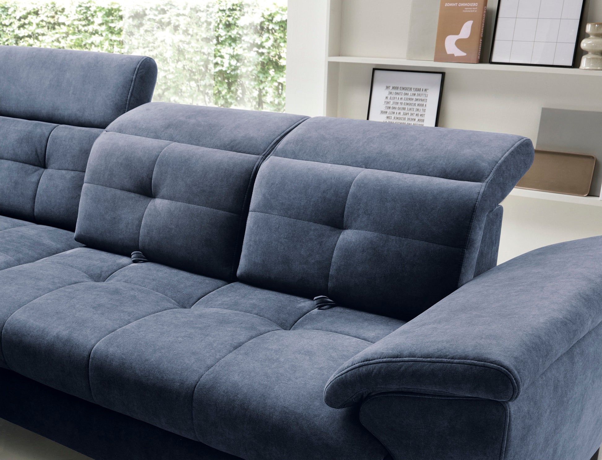 Detal regulowanych zagłówków narożnika Relax 40 grafitowego w układzie lewym – jeden w pozycji opuszczonej, drugi uniesiony, z wyraźnymi przeszyciami.