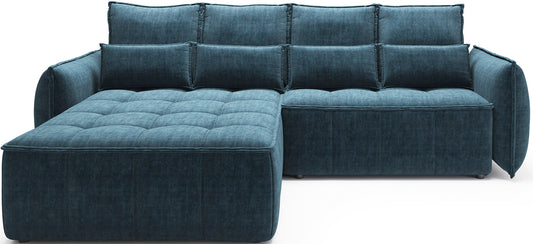 Campo narożnik lewostronny w tkaninie Manhattan 40 granatowy, widok z przodu na białym tle, eksponujący pikowany szezlong i rząd poduszek.