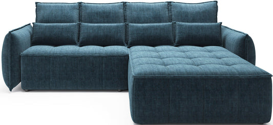 Frontowy widok narożnika Campo prawostronnego w tkaninie Manhattan 40 granatowy na białym tle, z pikowanym szezlongiem po prawej.