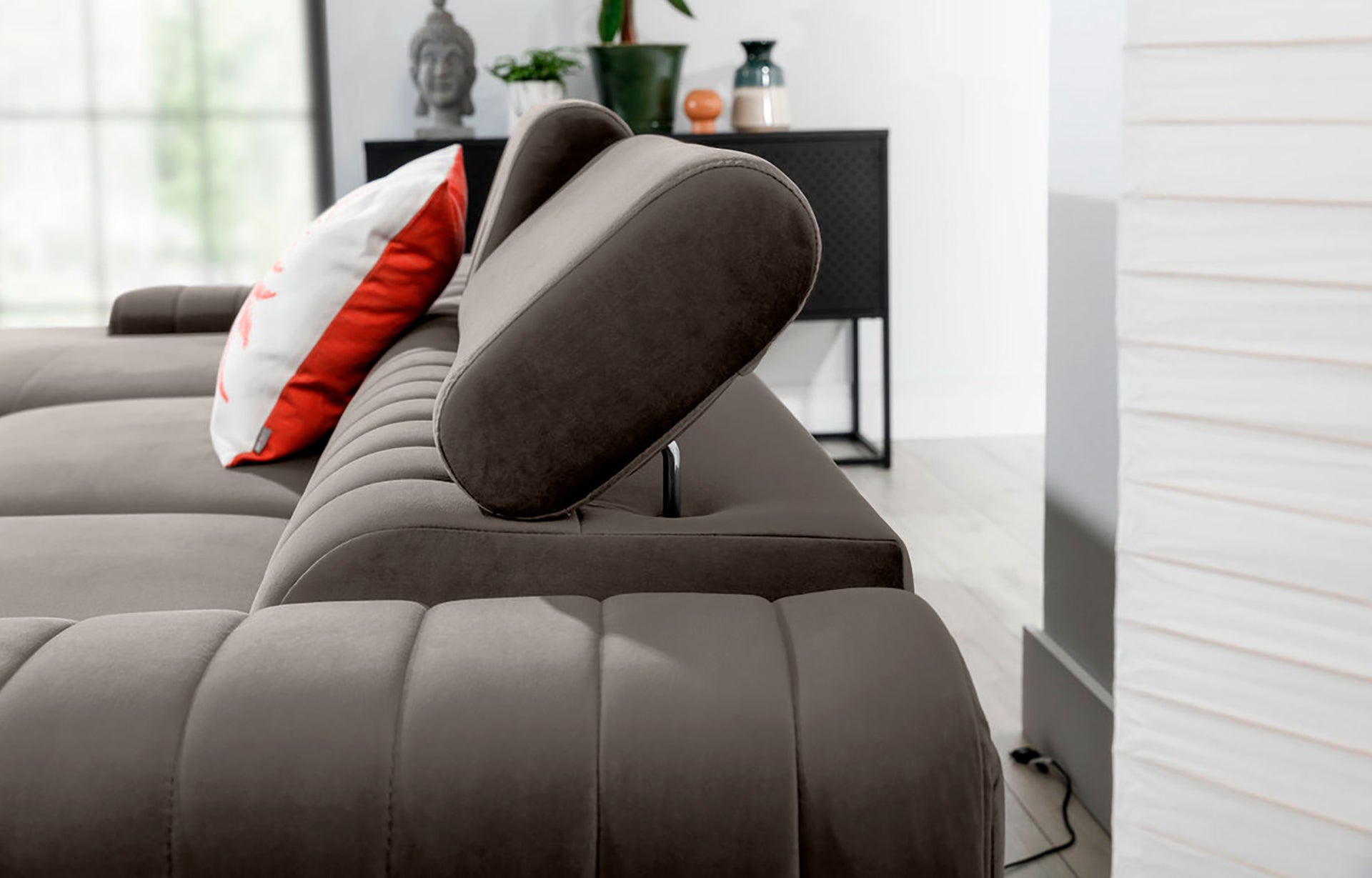Regulowany zagłówek narożnika Grayson w kolorze Loco 04 jasnoszary – detal pokazujący wygodne oparcie i precyzyjne wykończenie.