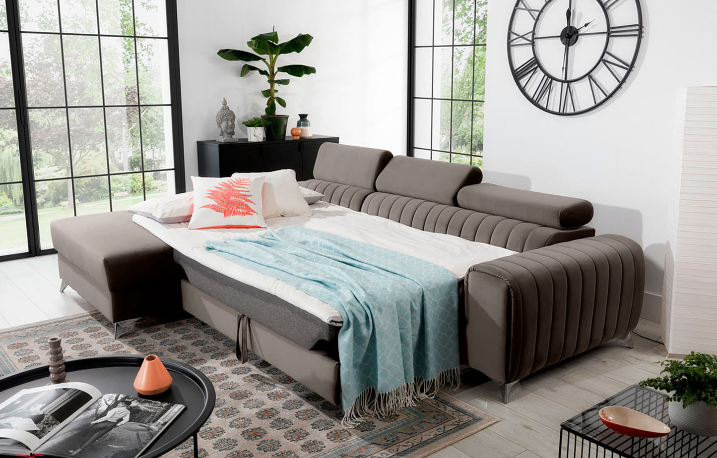 Narożnik Grayson Loco 04 jasnoszary rozłożony do funkcji spania – komfortowe łóżko w stylowej aranżacji salonu.