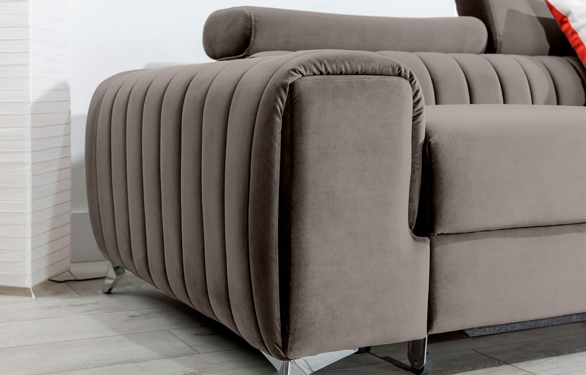 Zbliżenie na podłokietnik narożnika Grayson Loco 04 jasnoszary – miękka tkanina i staranne pionowe przeszycia.