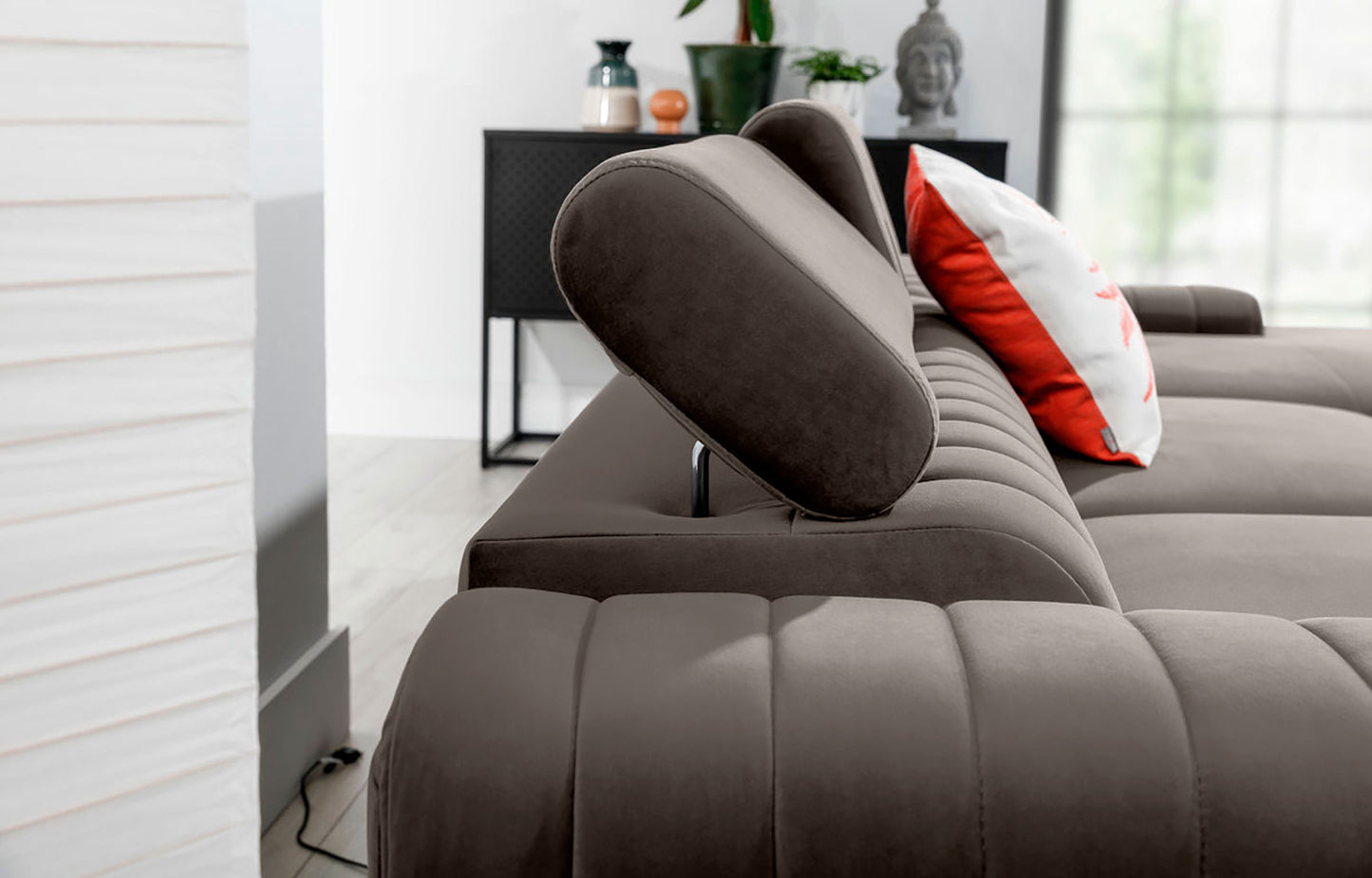 Regulowany zagłówek narożnika Grayson w kolorze Loco 04 jasnoszary – detal pokazujący wygodne oparcie i wysoką jakość wykonania.